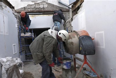 У пошкодженому університеті Бекетова в Харкові наводять лад У пошкодженому університеті Бекетова в Харкові наводять лад