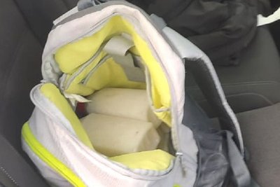 Поліцейський помітив пляшки з порошком білого кольору в рюкзаку Поліцейський помітив пляшки з порошком білого кольору в рюкзаку