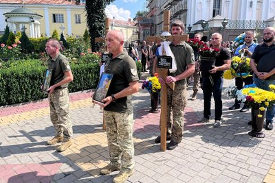 Прощання з загиблими на Донеччині бійцями Віктором Бущаком і Сергієм Мочарським Прощання з загиблими на Донеччині бійцями Віктором Бущаком і Сергієм Мочарським
