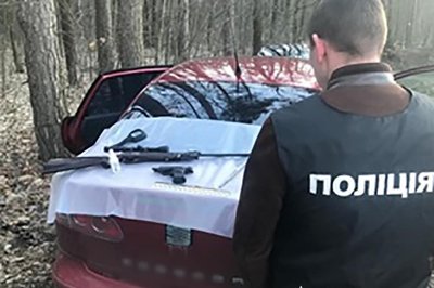 Переробляв та продавав: на Житомирщині поліцейські виявили у місцевого жителя вогнепальну зброю Переробляв та продавав: на Житомирщині поліцейські виявили у місцевого жителя вогнепальну зброю