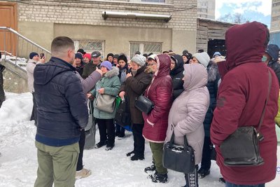 Переселенці з Борівської громади на Харківщині під час видачі гуманітарної допомоги, 30 грудня 2025 року Переселенці з Борівської громади на Харківщині під час видачі гуманітарної допомоги, 30 грудня 2025 року
