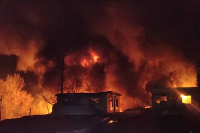 Рятувальники гасять пожежу на підприємстві у Чугуєві, що зайнялася внаслідок російських ударів, Харківська область, 10 жовтня 2025 року Рятувальники гасять пожежу на підприємстві у Чугуєві, що зайнялася внаслідок російських ударів, Харківська область, 10 жовтня 2025 року