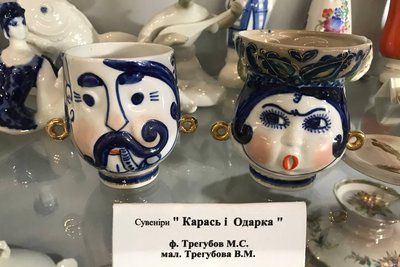 Сервізи, вази, статуетки — на Житомирщині зберігають спадок заводу, який працював понад століття Сервізи, вази, статуетки — на Житомирщині зберігають спадок заводу, який працював понад століття