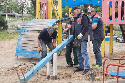 У Миколаєві демонтують та ремонтують дитячі майданчики, пошкоджені обстрілами РФ У Миколаєві демонтують та ремонтують дитячі майданчики, пошкоджені обстрілами РФ