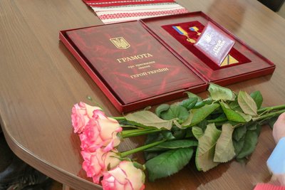 У Житомирі рідним Героя України Андрія Демчика передали орден "Золота Зірка"