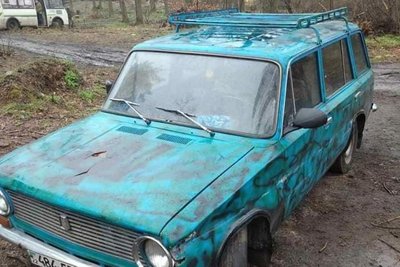 Авто вивезло з окупації та служило на фронті: казкарка з Рівненщини збирає гроші на видання історії про машину-рятівницю
