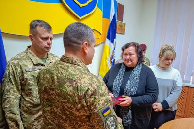 У Житомирі родинам загиблих військових передали державні нагороди У Житомирі родинам загиблих військових передали державні нагороди