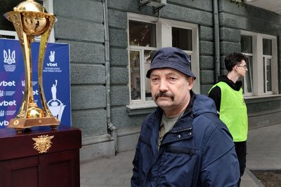 У Житомир привезли Кубок України з футболу — трофей встановили в центрі міста У Житомир привезли Кубок України з футболу — трофей встановили в центрі міста