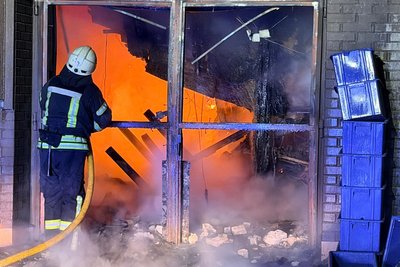 Вночі в Житомирі виникла пожежа на підприємстві на площі 1000 квадратних метрів, де зберігають горючі матеріали Вночі в Житомирі виникла пожежа на підприємстві на площі 1000 квадратних метрів, де зберігають горючі матеріали