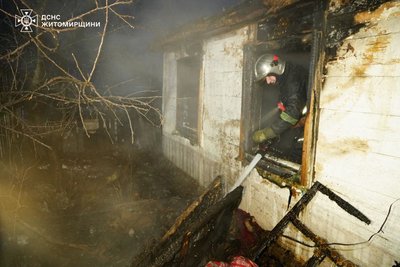Нічна пожежа на Житомирщині — загинули мама та двоє її неповнолітніх дітей Нічна пожежа на Житомирщині — загинули мама та двоє її неповнолітніх дітей