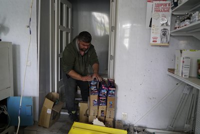 cholovik_zbyraye_zalyshky_tovaru_z_magazynu_u_kupyansku cholovik_zbyraye_zalyshky_tovaru_z_magazynu_u_kupyansku