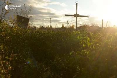 Мармур під землею та забуті імена: що приховують старі кладовища Кривого Озера і Бакші Мармур під землею та забуті імена: що приховують старі кладовища Кривого Озера і Бакші