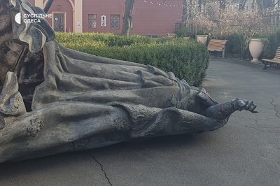 Пам'ятники Катерині II та Суворову в Одесі перенесли до музею Пам'ятники Катерині II та Суворову в Одесі перенесли до музею