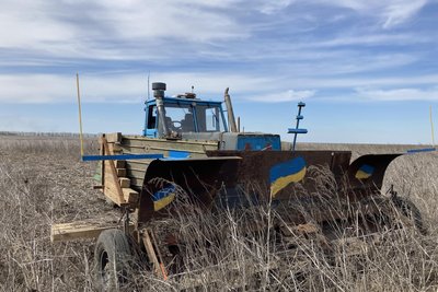трактор розміновує поля трактор розміновує поля