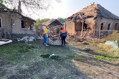 В Ізюмі прибирають наслідки нвчних влучань 14 червня В Ізюмі прибирають наслідки нвчних влучань 14 червня