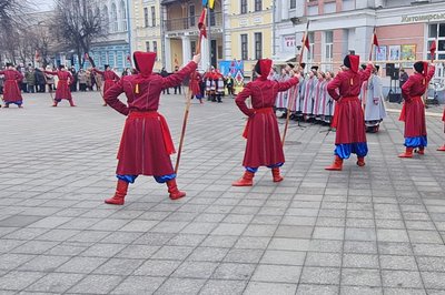 "У сітку єднання вплети оберіг" — у Житомирі до Дня Соборності влаштували патріотичну акція на підтримку ЗСУ