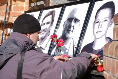 У Харкові вшанували загиблих під час теракту біля Палацу спорту У Харкові вшанували загиблих під час теракту біля Палацу спорту