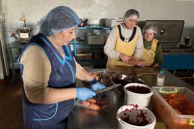 У Куп'янську готують для жителів обіди у школі У Куп'янську готують для жителів обіди у школі