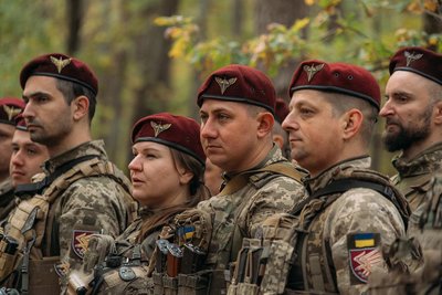 Десантники 95 житомирської бригади отримали нагороди за виконання завдань на полі бою Десантники 95 житомирської бригади отримали нагороди за виконання завдань на полі бою