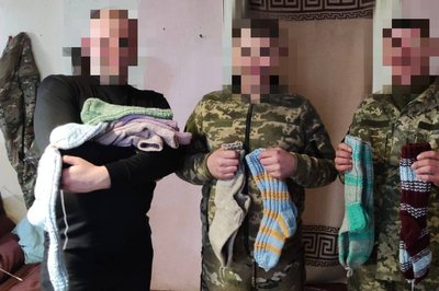 У Харкові переселенки плетуть шкарпетки для українських військових У Харкові переселенки плетуть шкарпетки для українських військових