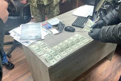 На Волині чоловіка, який з допомогою хабаря хотів виїхати за кордон На Волині чоловіка, який з допомогою хабаря хотів виїхати за кордон