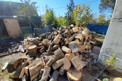 Дрова у дворі Дрова у дворі