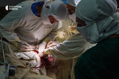 Хірурги оперують військового в одній з лікарень у Києві, січень 2023 року.