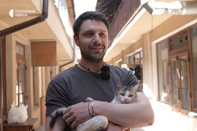“П’є каву разом з відвідувачами”: історії котиків, які живуть на Новому ринку “П’є каву разом з відвідувачами”: історії котиків, які живуть на Новому ринку