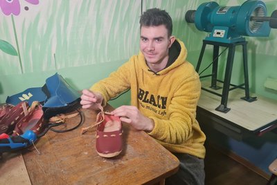 Перша професія: учні спецшколи у Житомирі безоплатно вчаться шити взуття Перша професія: учні спецшколи у Житомирі безоплатно вчаться шити взуття