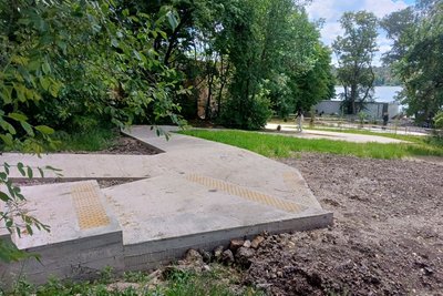 "Ніколи не думала, що зможу сама спускатися до річки": у Гідропарку Житомира будують інклюзивний з'їзд до річки "Ніколи не думала, що зможу сама спускатися до річки": у Гідропарку Житомира будують інклюзивний з'їзд до річки