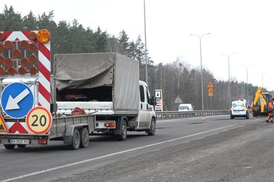 Після зими — суцільні вибоїни: на трасі Київ — Чоп поблизу Коростишева розпочали ремонт дороги Після зими — суцільні вибоїни: на трасі Київ — Чоп поблизу Коростишева розпочали ремонт дороги