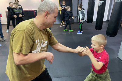 Прийоми самозахисту. У Миколаєві дітей та батьків навчали самообороні Прийоми самозахисту. У Миколаєві дітей та батьків навчали самообороні