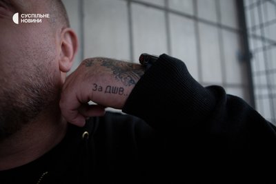 Військовий Саша у своїй палаті у відділенні психіатрії Військовий Саша у своїй палаті у відділенні психіатрії