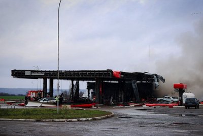 Горять АЗС та автомобілі після влучання безапілотника РФ у Нововодолазькій громаді Харківської області, 12 грудня 2025 року Горять АЗС та автомобілі після влучання безапілотника РФ у Нововодолазькій громаді Харківської області, 12 грудня 2025 року