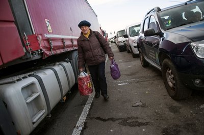 Жінка проходить піший кордон серед вантажівок на прикордонному переході Медика-Шегині Жінка проходить піший кордон серед вантажівок на прикордонному переході Медика-Шегині
