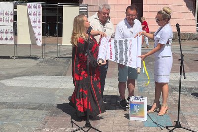 "Цвіт вишиванки": до Вінниці привезли міжнародний рушник єднання "Цвіт вишиванки": до Вінниці привезли міжнародний рушник єднання