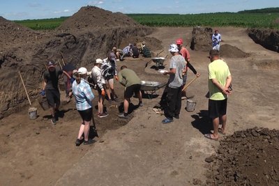 На Хмельниччині у давньому кургані знайшли людський скелет віком 2,5 тисяч років На Хмельниччині у давньому кургані знайшли людський скелет віком 2,5 тисяч років