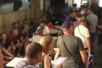 Останній день оновлення військовооблікових даних: черги у ЦНАПах та ТЦК в Хмельницькому Останній день оновлення військовооблікових даних: черги у ЦНАПах та ТЦК в Хмельницькому