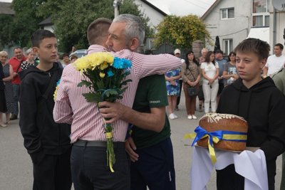 На Тернопільщині зустріли звільненого з полону захисника Руслана Мельника На Тернопільщині зустріли звільненого з полону захисника Руслана Мельника