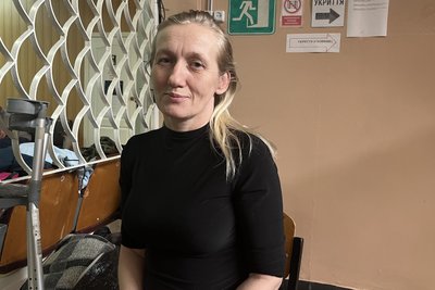 Евакуйована з Дружківки у транзитному пункті в Лозовій, Харківська область, 10 вересня 2025 року Евакуйована з Дружківки у транзитному пункті в Лозовій, Харківська область, 10 вересня 2025 року