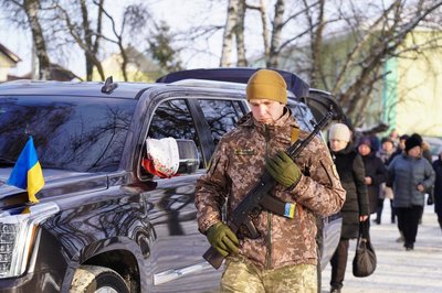 В Охтирці попрощалися з Олександром Чубом: його син досі у полоні В Охтирці попрощалися з Олександром Чубом: його син досі у полоні