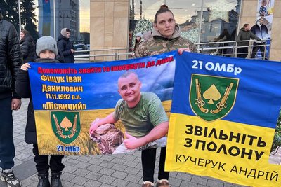 Акція у центрі Луцька, машини сигналять, щоб підтримати полонених Акція у центрі Луцька, машини сигналять, щоб підтримати полонених