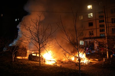 Біля багатоповерхівки в Основ'янському районі Харкова горять автівки, 19 листопада 2025 року Біля багатоповерхівки в Основ'янському районі Харкова горять автівки, 19 листопада 2025 року