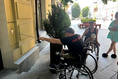 У Житомирі ветерани війни оцінювали інфраструктуру на доступність для маломобільних груп населення У Житомирі ветерани війни оцінювали інфраструктуру на доступність для маломобільних груп населення