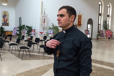 Російські спецслужби допитували Олександра Богомаза сім разів через те, що він проповжував проводити служби у греко-католицькій церкві під час окупації міста. На фото – священник в ценкві у Києві, грудень 2022 року. Російські спецслужби допитували Олександра Богомаза сім разів через те, що він проповжував проводити служби у греко-католицькій церкві під час окупації міста. На фото – священник в ценкві у Києві, грудень 2022 року.