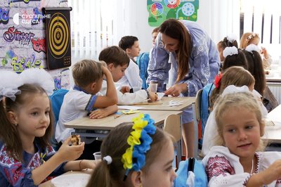 "Перше вересня без квітів": в Одесі школярі та батьки долучилися до акції на підтримку ЗСУ "Перше вересня без квітів": в Одесі школярі та батьки долучилися до акції на підтримку ЗСУ