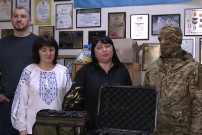 Хмельницькі волонтери разом з освітянами передали бандеропавер та квадрокоптер для десантників Хмельницькі волонтери разом з освітянами передали бандеропавер та квадрокоптер для десантників