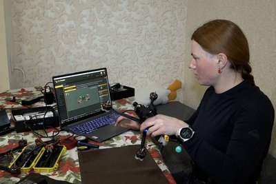 "Я роблю дрони, бо хочу додому" — переселенка Ірина з Запорізької області "Я роблю дрони, бо хочу додому" — переселенка Ірина з Запорізької області
