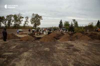 Викопані ями на кладовищі у Грозі для поховання жителів села, загиблих від ракетного удару