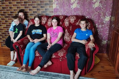 "Багато людей в Європу виїхали, а ми відбудовуємо Україну тут": родина Волошків з Житомирщини виховала 13 дітей "Багато людей в Європу виїхали, а ми відбудовуємо Україну тут": родина Волошків з Житомирщини виховала 13 дітей